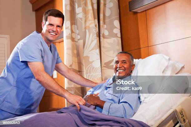 Foto de Assistente Hospitalar Ajudando Paciente Sênior e mais fotos de stock de 1930-1939 - 1930-1939, 60 Anos, Adulto