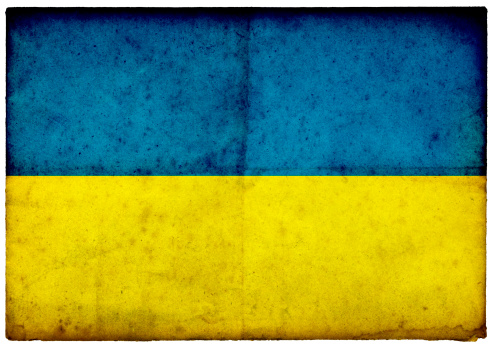 Grunge de bandera de ucrania en Violento borde de la antigua tarjeta postal photo