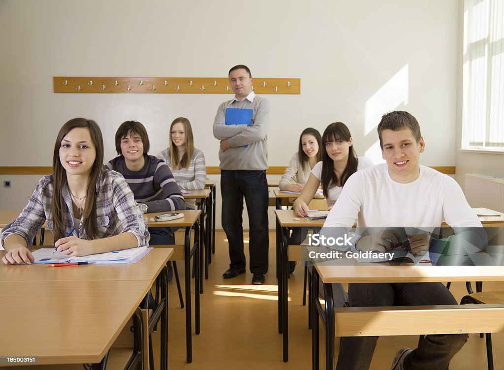 Enseignant et des élèves en salle de classe. - Photo de Adolescence libre de droits