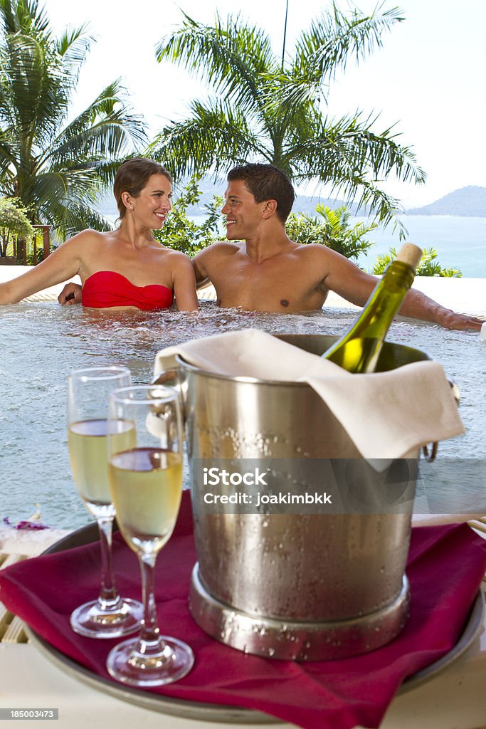 Jeune couple dans un jacuzzi#174 \;; avec verres de vin - Photo de Amitié libre de droits