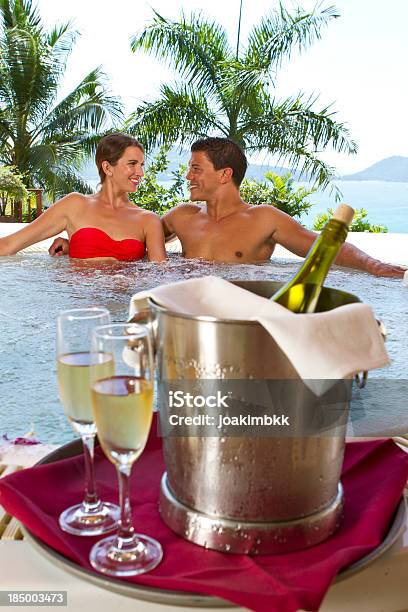 Photo libre de droit de Jeune Couple Dans Un Jacuzzi174 Avec Verres De Vin banque d'images et plus d'images libres de droit de Amitié