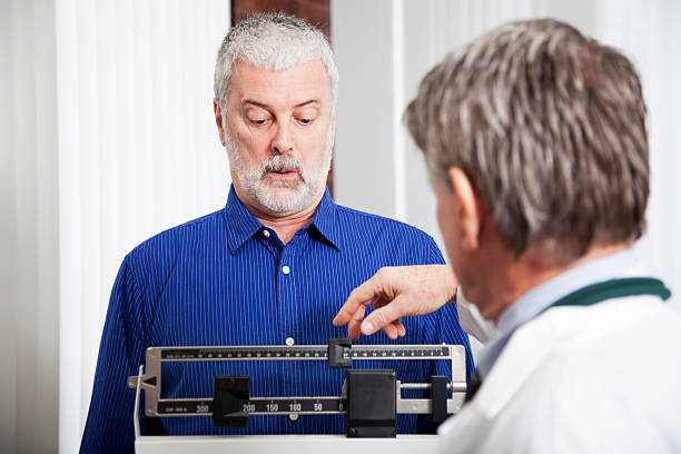 médico com peso paciente - dieting weight scale doctor patient - fotografias e filmes do acervo