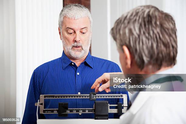 Médico Com Paciente - Fotografias de stock e mais imagens de Balança - Instrumento de Pesagem - Balança - Instrumento de Pesagem, Fazer Dieta, Homens