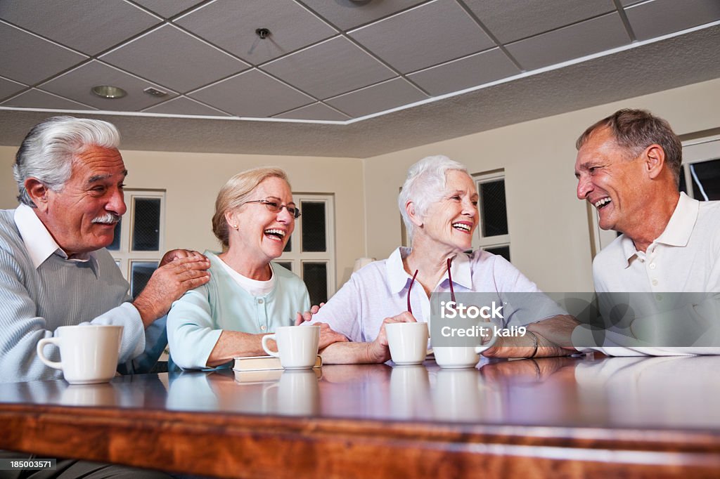 Sênior casal bebendo café - Foto de stock de 60 Anos royalty-free