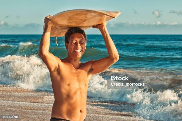 Foto de Hawaiian Surfista Em Pé Na Praia Com Uma Prancha De Surfe e mais fotos de stock de Japonês