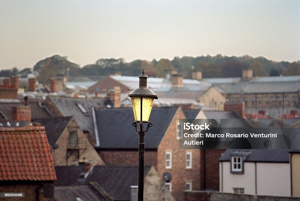 Strada illuminazione in English town - Foto stock royalty-free di Cultura anglosassone