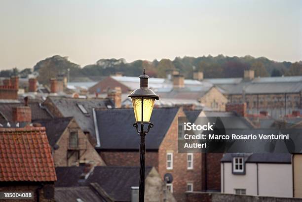 Strada Illuminazione In English Town - Fotografie stock e altre immagini di Cultura anglosassone - Cultura anglosassone, Cittadina, Via