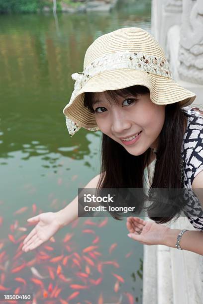 Schöne Asiatische Mädchen Fütterung Goldfisch Stockfoto und mehr Bilder von 20-24 Jahre - 20-24 Jahre, Asiatischer und Indischer Abstammung, Attraktive Frau