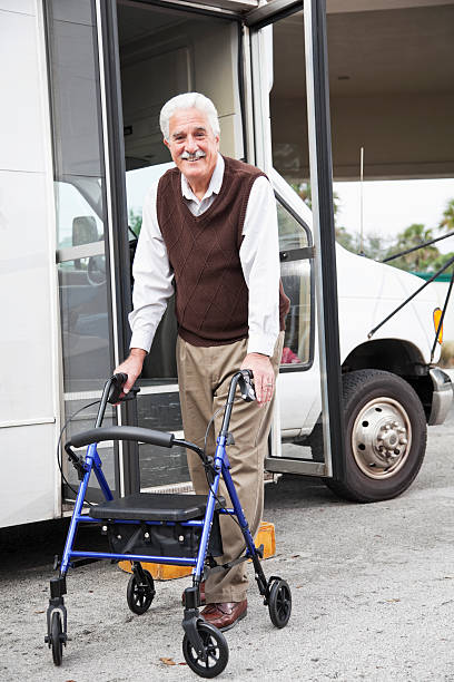 homem idoso com walker sair do autocarro de transbordo - old men car vertical imagens e fotografias de stock