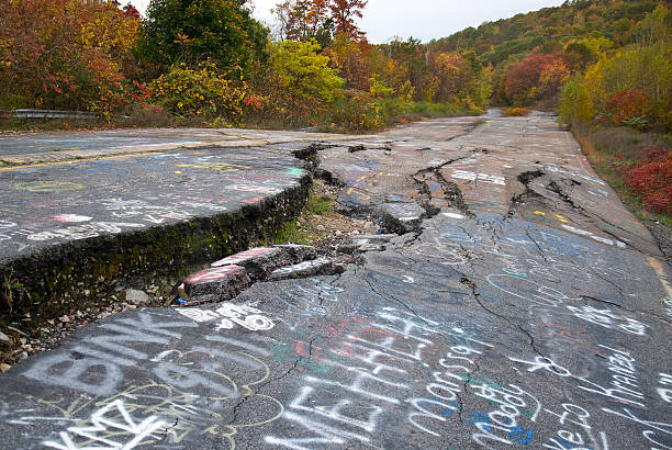 centralia, pennsylvania - grass shoulder foto e immagini stock