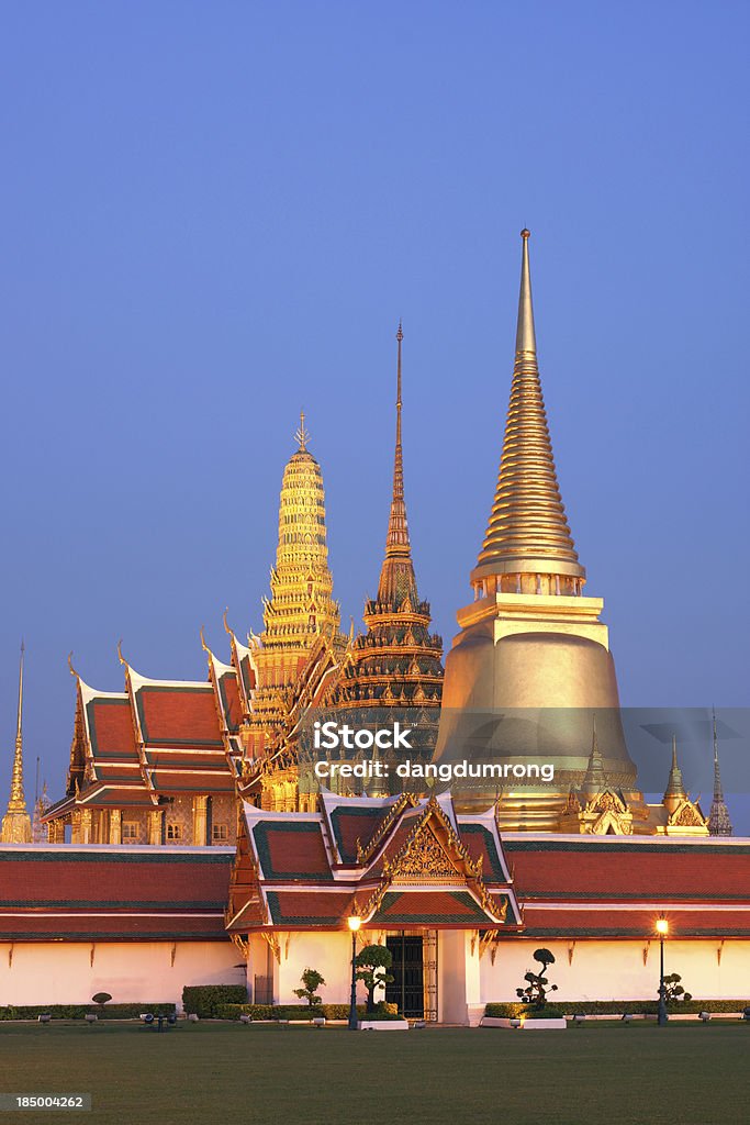 Notte tempo di Wat Phra Kaew Tempio di Bangkok Tailandia - Foto stock royalty-free di Wat Phra Kaeo