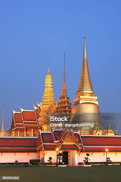 Notte Tempo Di Wat Phra Kaew Tempio Di Bangkok Tailandia - Fotografie stock e altre immagini di Wat Phra Kaeo