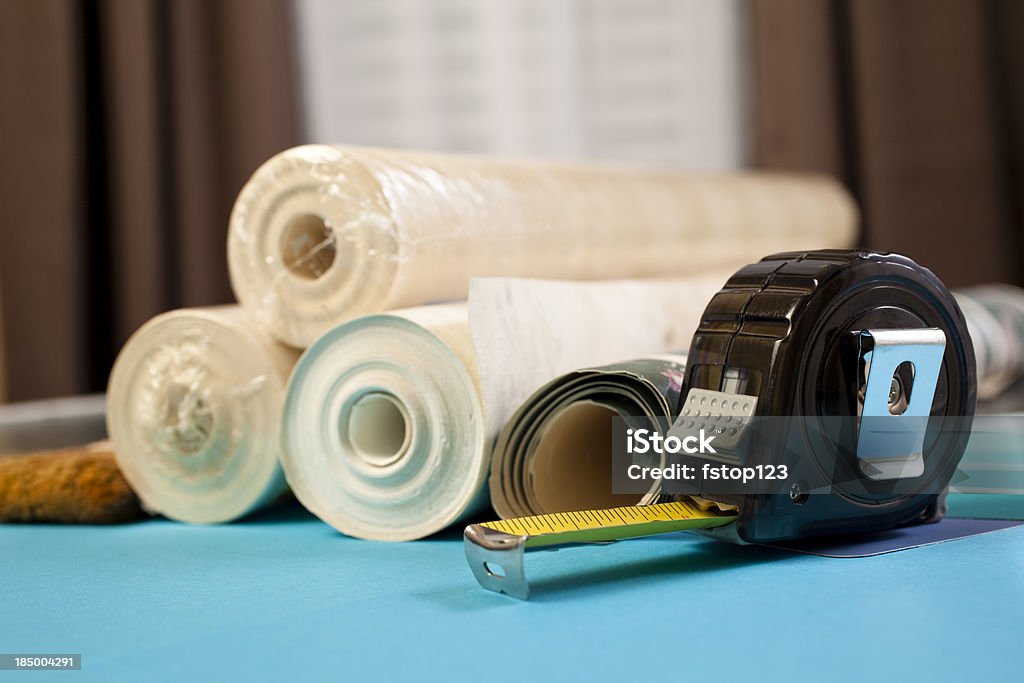 Rouleaux de papier peint de la maison et ruban à mesurer - Photo de Beige libre de droits