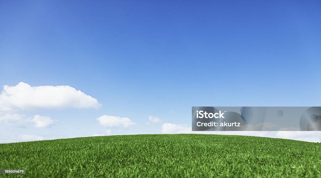 Grassy hill красивая небесно-голубой горизонт - Стоковые фото Возвышенность роялти-фри