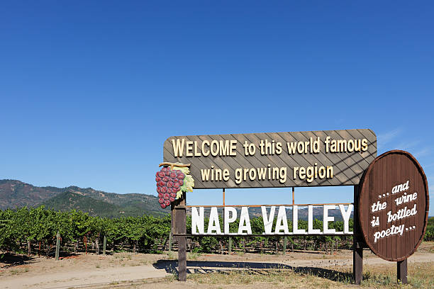 ナパバレーへの標識 - napa valley vineyard sign welcome sign ストックフォトと画像