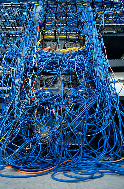 コンピュータネットワーク - messy network server cable computer ストックフォトと画像