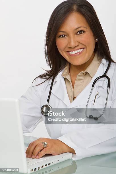 La Atención Médica Foto de stock y más banco de imágenes de Doctora - Doctora, Escritorio, Accidentes y desastres