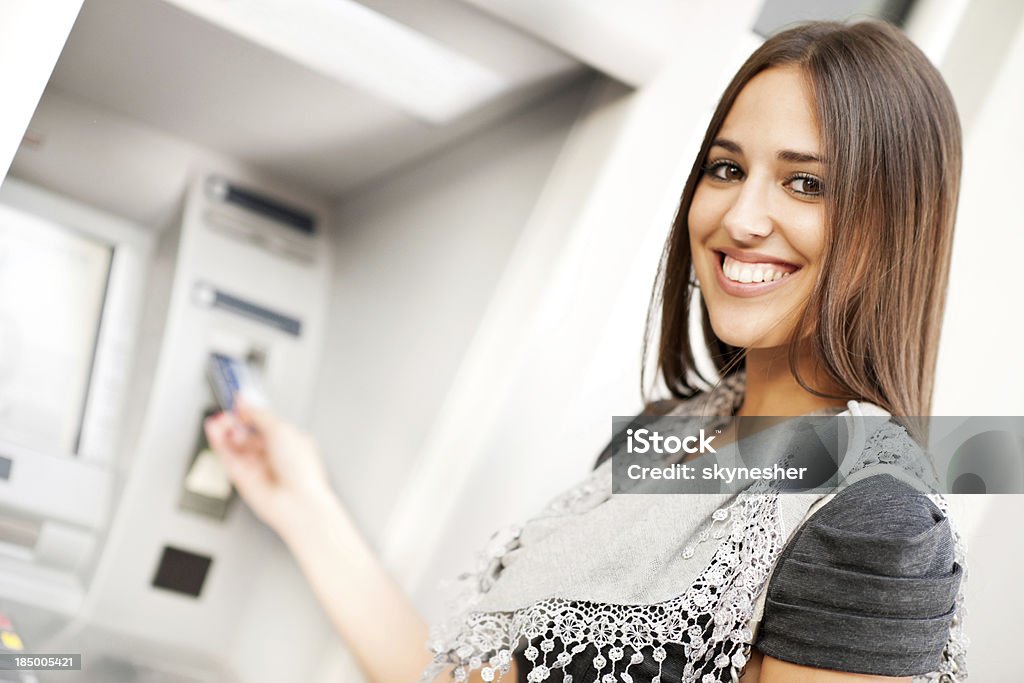 Jovem mulher tirar dinheiro da caixa. - Foto de stock de Acessibilidade royalty-free