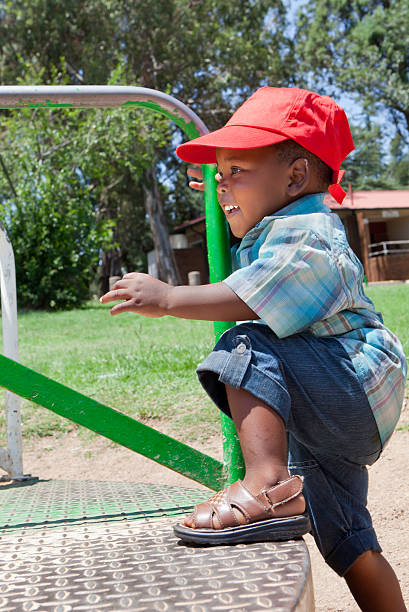 african enfant heureux de voir la merry-go-round - carousel merry go round child african descent photos et images de collection