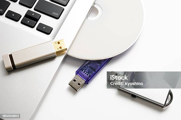 絶縁ショットのノートパソコンの Usb フラッシュドライブホワイト - CD-ROMのストックフォトや画像を多数ご用意 - CD-ROM, DVD, USBスティック