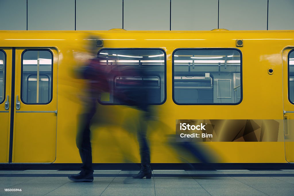 Dwóch pasażerów chodzenie z przodu Pociąg podziemny, pociągając bagaż - Zbiór zdjęć royalty-free (Berlin)