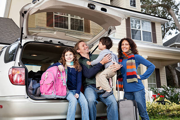 familie gehen auf reisen mit auto und ihr gepäck - family four people smiling autumn stock-fotos und bilder