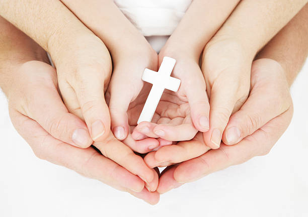 familia la religión - family cross shape christianity praying fotografías e imágenes de stock