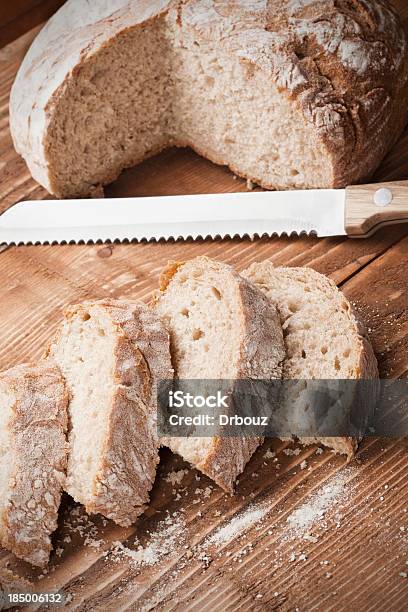 Foto de Fatias De Pão e mais fotos de stock de Dentado - Descrição Geral - Dentado - Descrição Geral, Faca - Faqueiro, Afiado