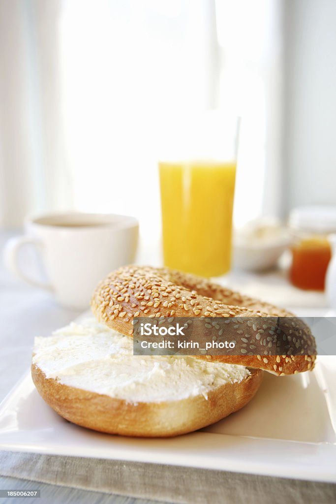 Frühstück-Bagels mit Frischkäse und - Lizenzfrei Bagel Stock-Foto