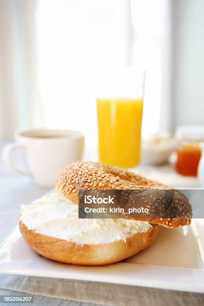 Frühstückbagels Mit Frischkäse Und Stockfoto und mehr Bilder von Bagel - Bagel, Orangensaft, Brotsorte