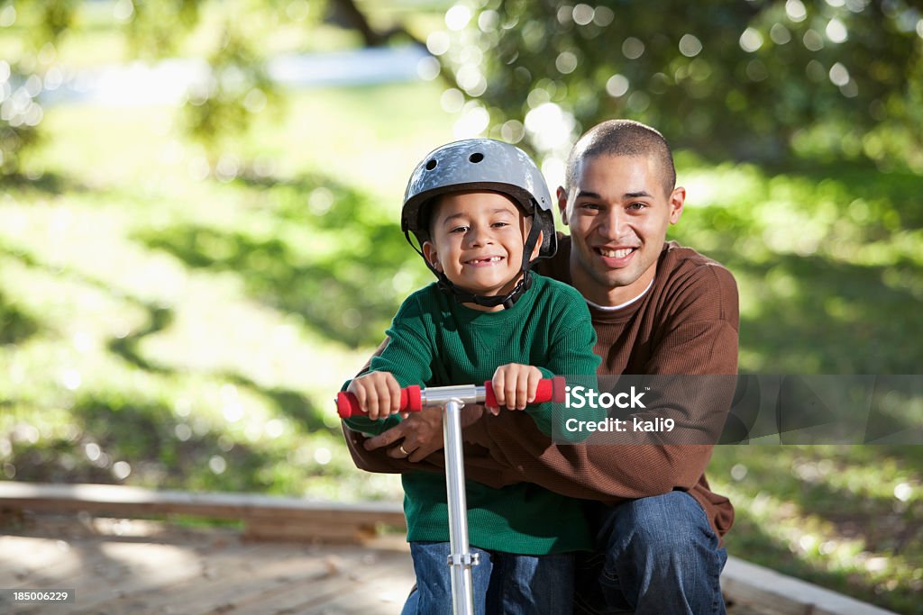 Hispânico pai e Menino de scooter no parque - Royalty-free 20-29 Anos Foto de stock