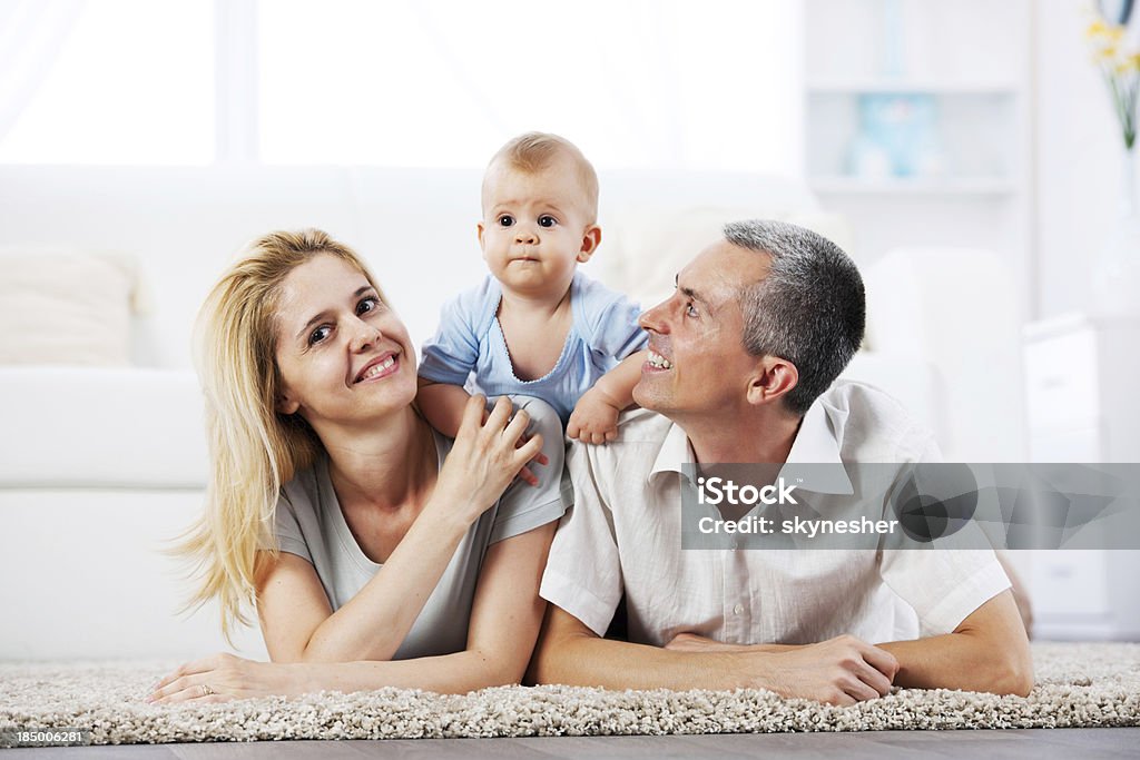 Belle famille de trois personnes. - Photo de Adulte libre de droits