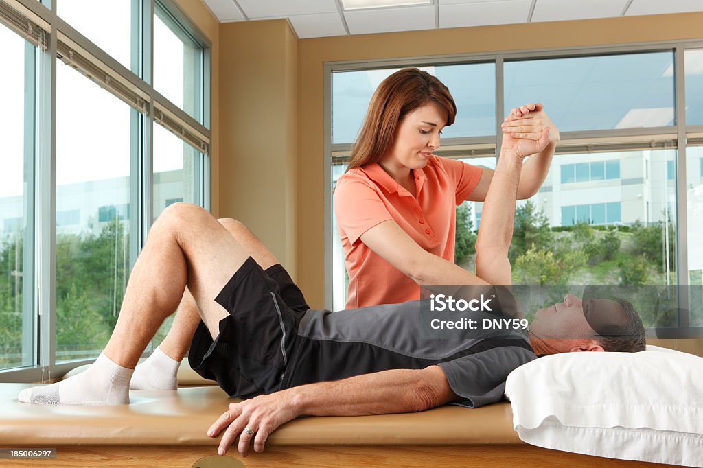 Physiotherapeutin performing Schulter PNF Muster auf einen männlichen Patienten. - Lizenzfrei Rotatorenmanschette Stock-Foto