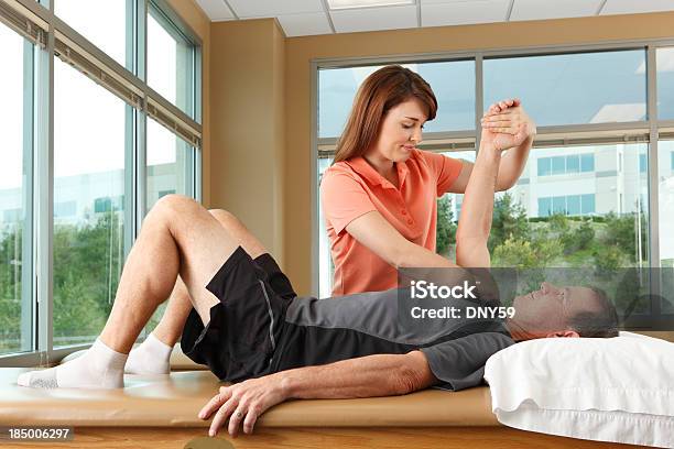 Physiotherapeutin Performing Schulter Pnf Muster Auf Einen Männlichen Patienten Stockfoto und mehr Bilder von Rotatorenmanschette