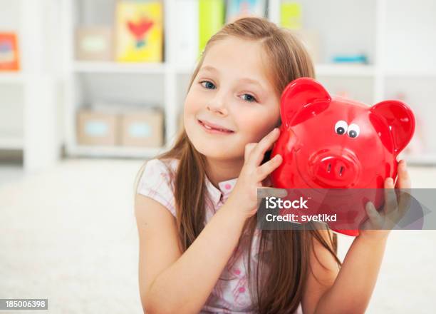 귀여운 여자아이 돼지 저금통 6-7 살에 대한 스톡 사진 및 기타 이미지 - 6-7 살, 개념, 귀여운