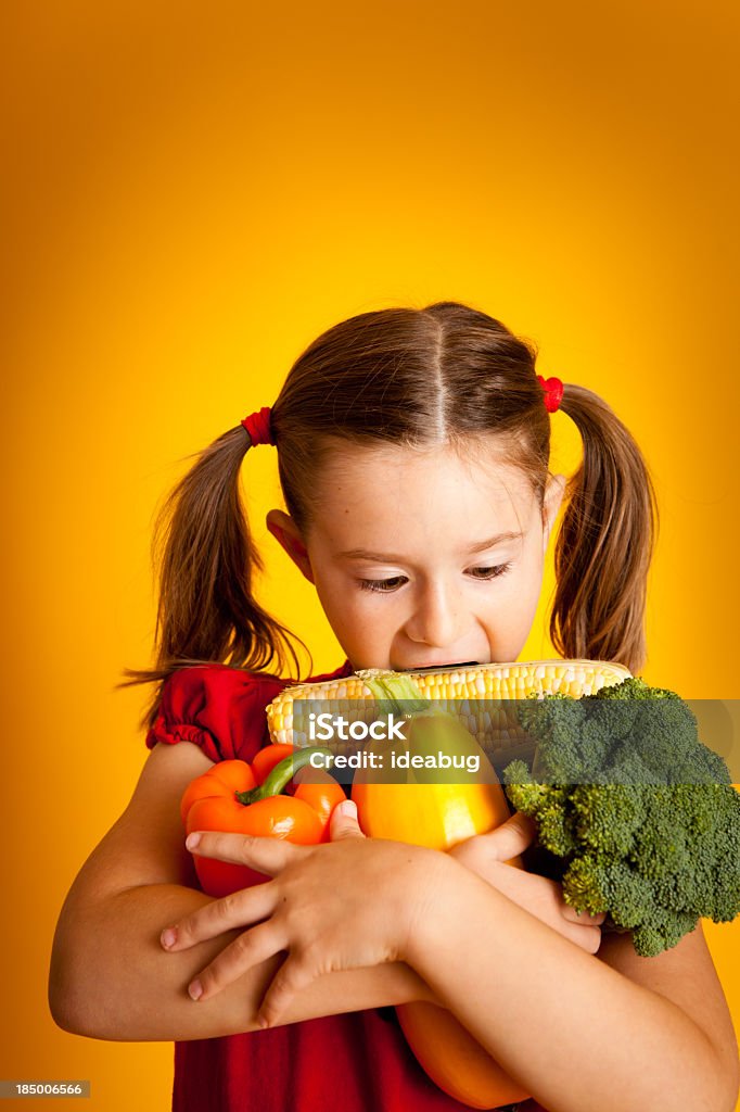 Милая маленькая девочка с ее руки полный из овощей - Стоковые фото 6-7 лет роялти-фри