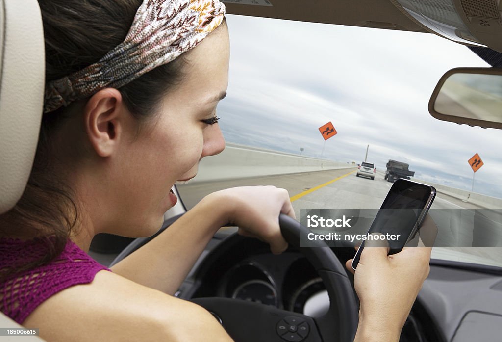 SMS et conduite - Photo de Conduire libre de droits
