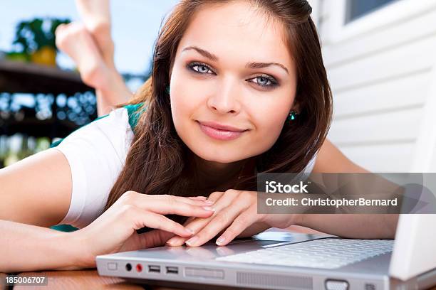Lächelnde Junge Frau Mit Laptop Auf Dem Deck Stockfoto und mehr Bilder von 20-24 Jahre - 20-24 Jahre, 25-29 Jahre, Akademisches Lernen