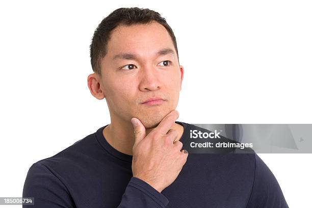 Contemplativo Uomo Asiatico - Fotografie stock e altre immagini di 25-29 anni - 25-29 anni, 30-34 anni, Abbigliamento casual