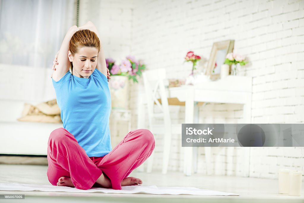 Yoga em Casa - Royalty-free 20-29 Anos Foto de stock