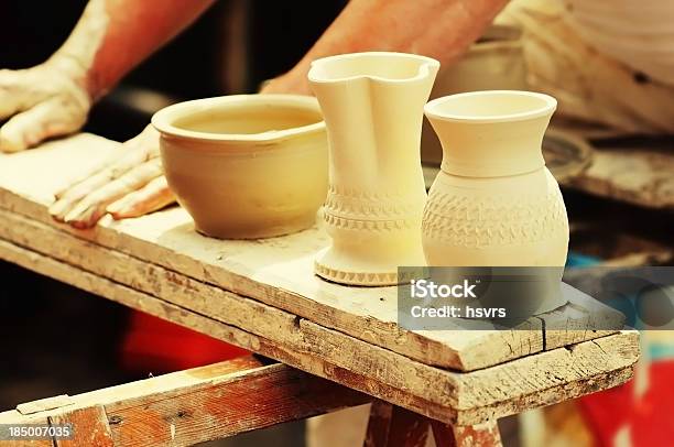 Foto de Cerâmica Com Unfired Verde Wareungebrannte Tonware e mais fotos de stock de Arte e Artesanato - Assunto