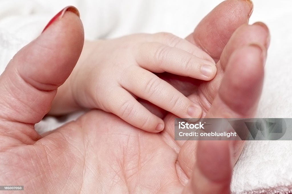 Neonato mani femminili Holding Nonna - Foto stock royalty-free di Accudire