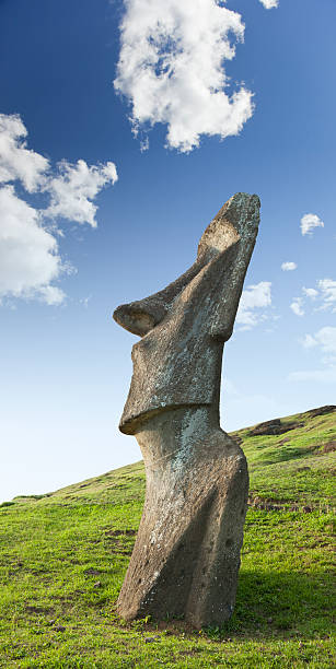 chile ilha de páscoa estátua moai piro-piro em rano raraku - moai statue imagens e fotografias de stock