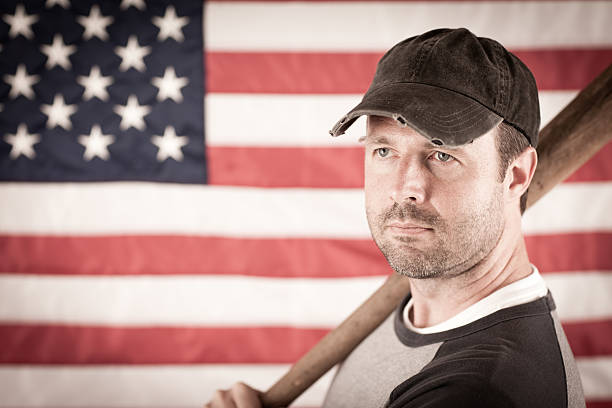 jogador de beisebol em frente na batida com bandeira americana - baseball player american flag sport men - fotografias e filmes do acervo