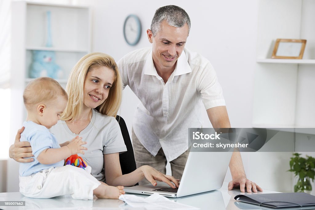 Famiglia con computer portatile. - Foto stock royalty-free di 12-17 mesi