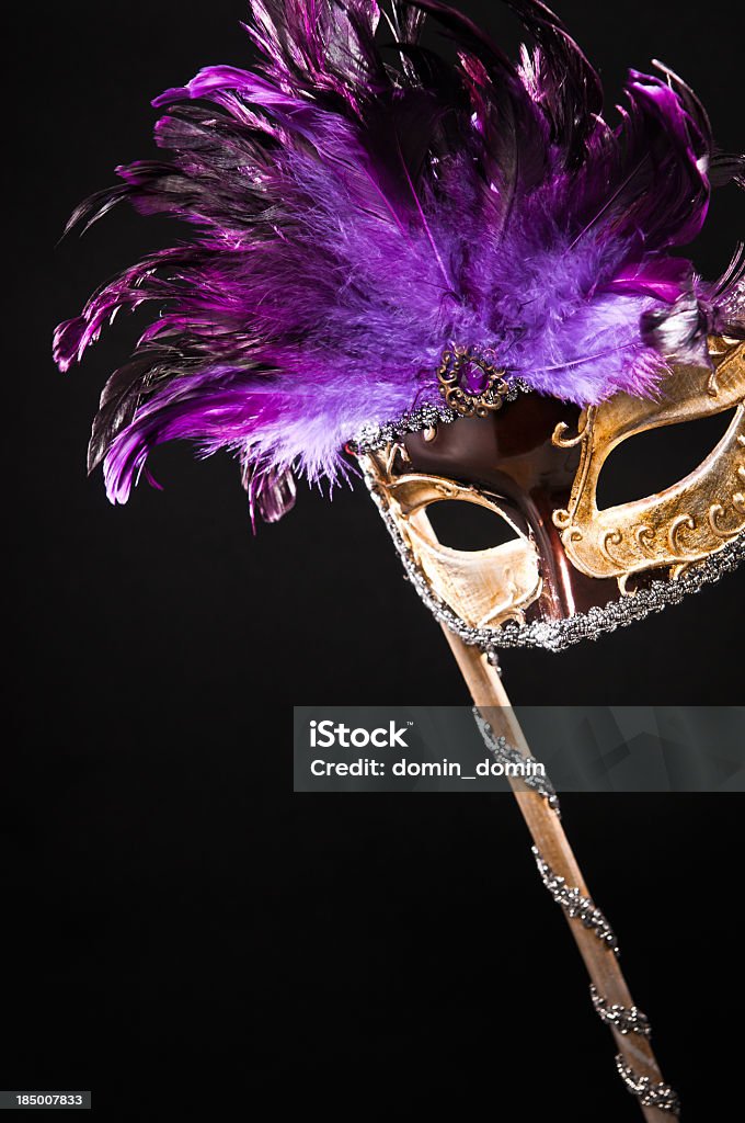 Golden baile de máscaras com uma máscara de carnaval violeta penas - Foto de stock de Máscara de Baile royalty-free