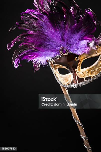 Foto de Golden Baile De Máscaras Com Uma Máscara De Carnaval Violeta Penas e mais fotos de stock de Máscara de Baile
