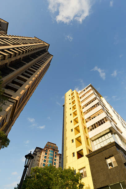 horizonte da cidade no centro de taipei - window office building taipei built structure - fotografias e filmes do acervo