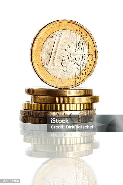 Euromünze Auf Einen Stapel Münzen Stockfoto und mehr Bilder von Abstrakt - Abstrakt, Bankgeschäft, Bezahlen