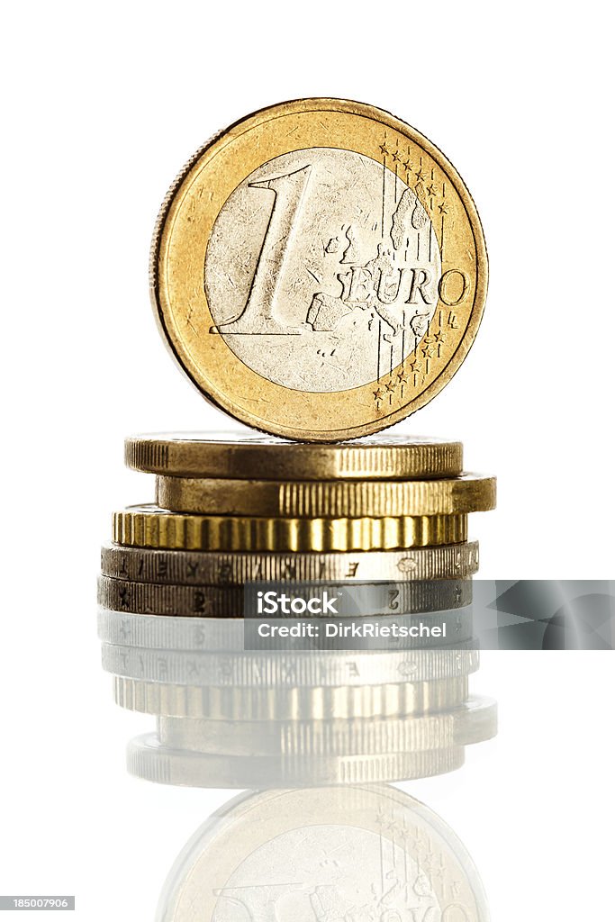 Moneda Euro en un montón de monedas - Foto de stock de Abstracto libre de derechos